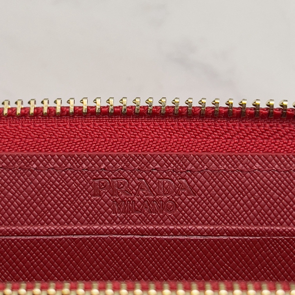 プラダ財布コピー着用イメージ